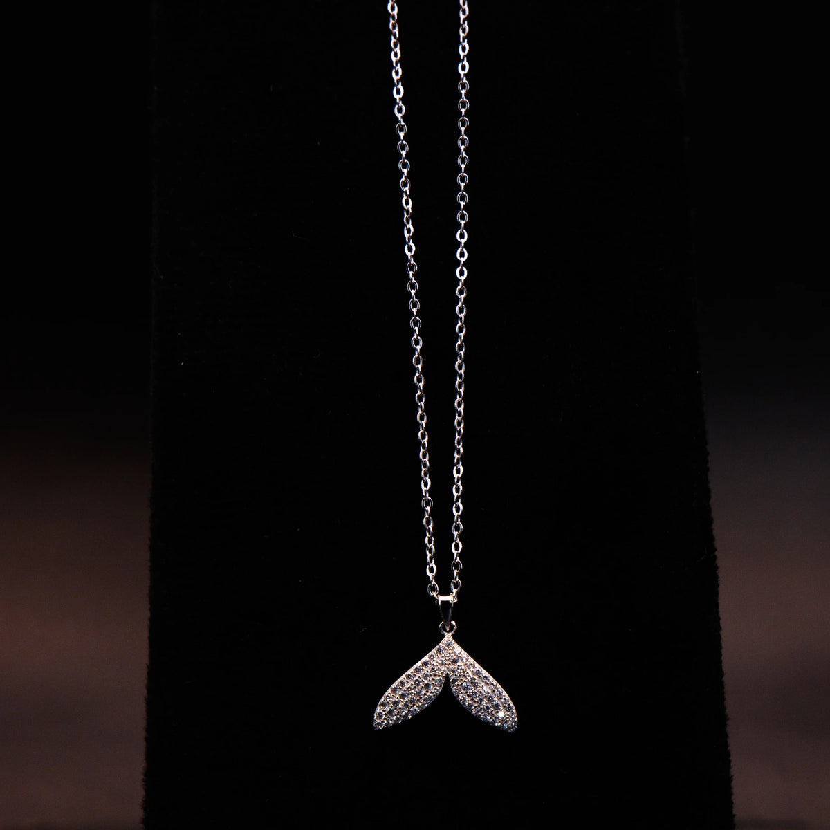 SILVER DOLPHIN TAIL PENDENT WITH LINK CHAIN